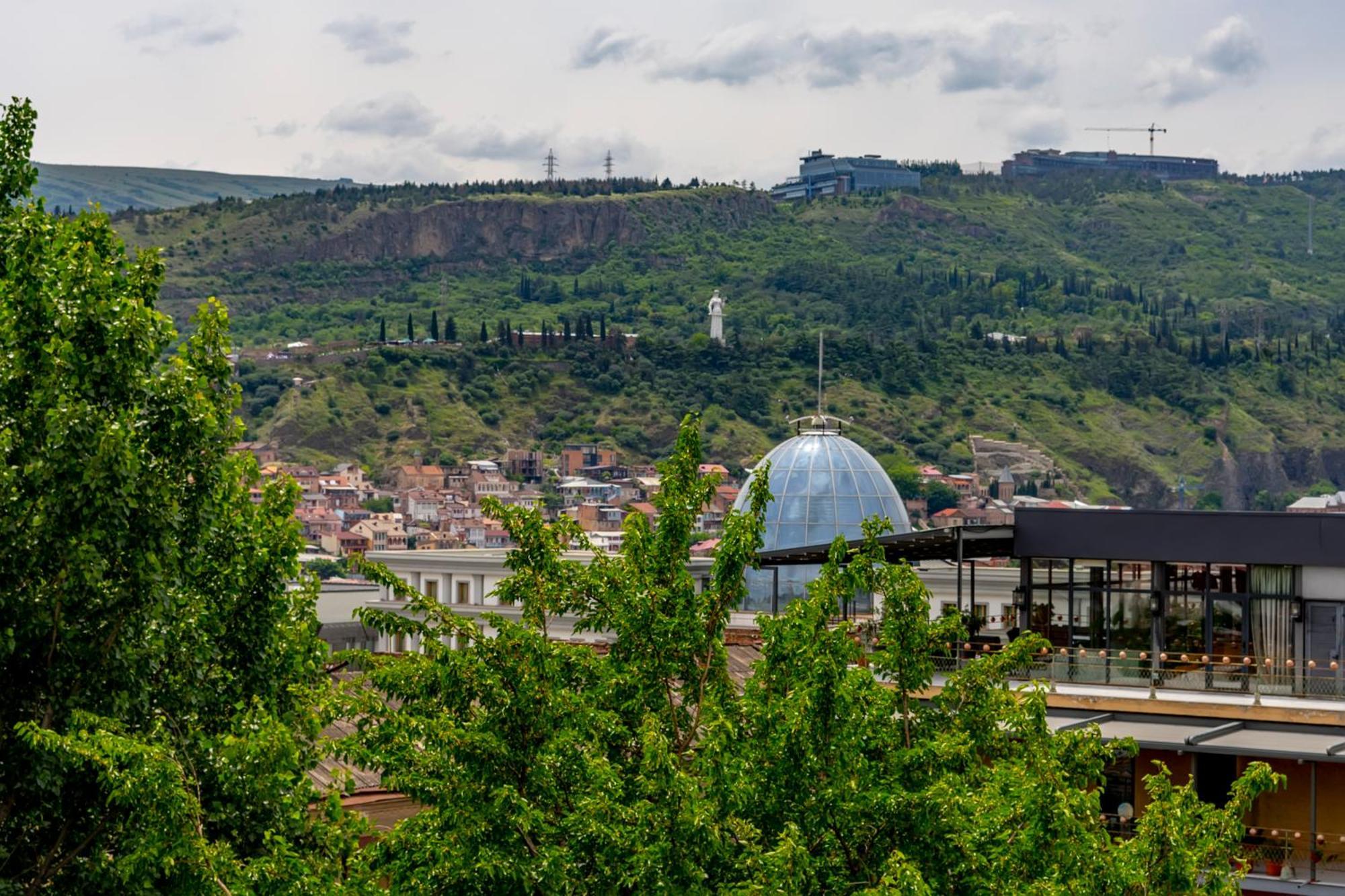 Iris Hotel Tbilisi Bagian luar foto