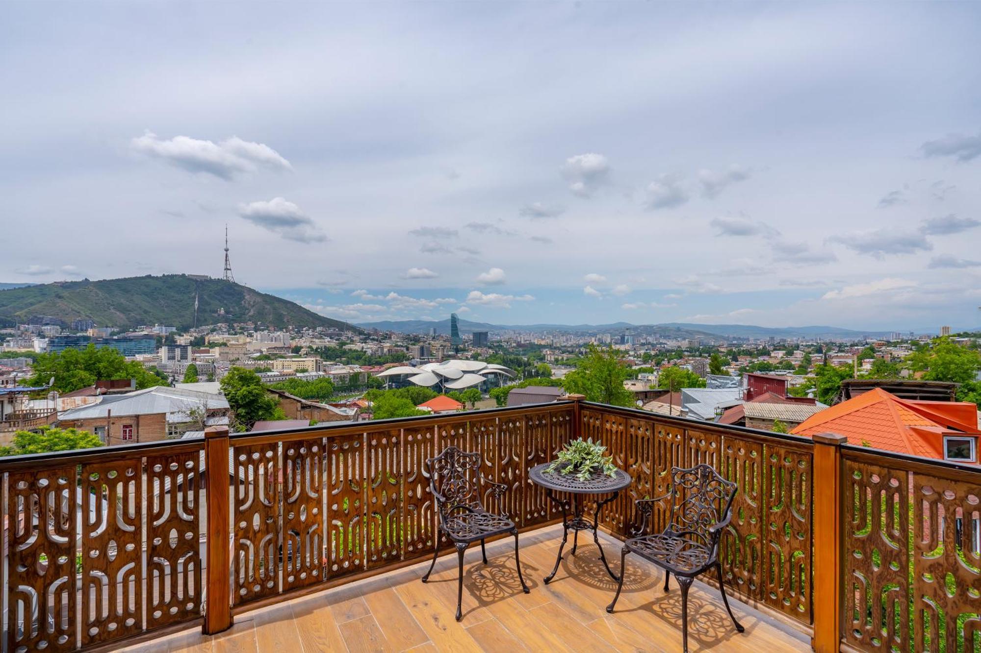 Iris Hotel Tbilisi Bagian luar foto