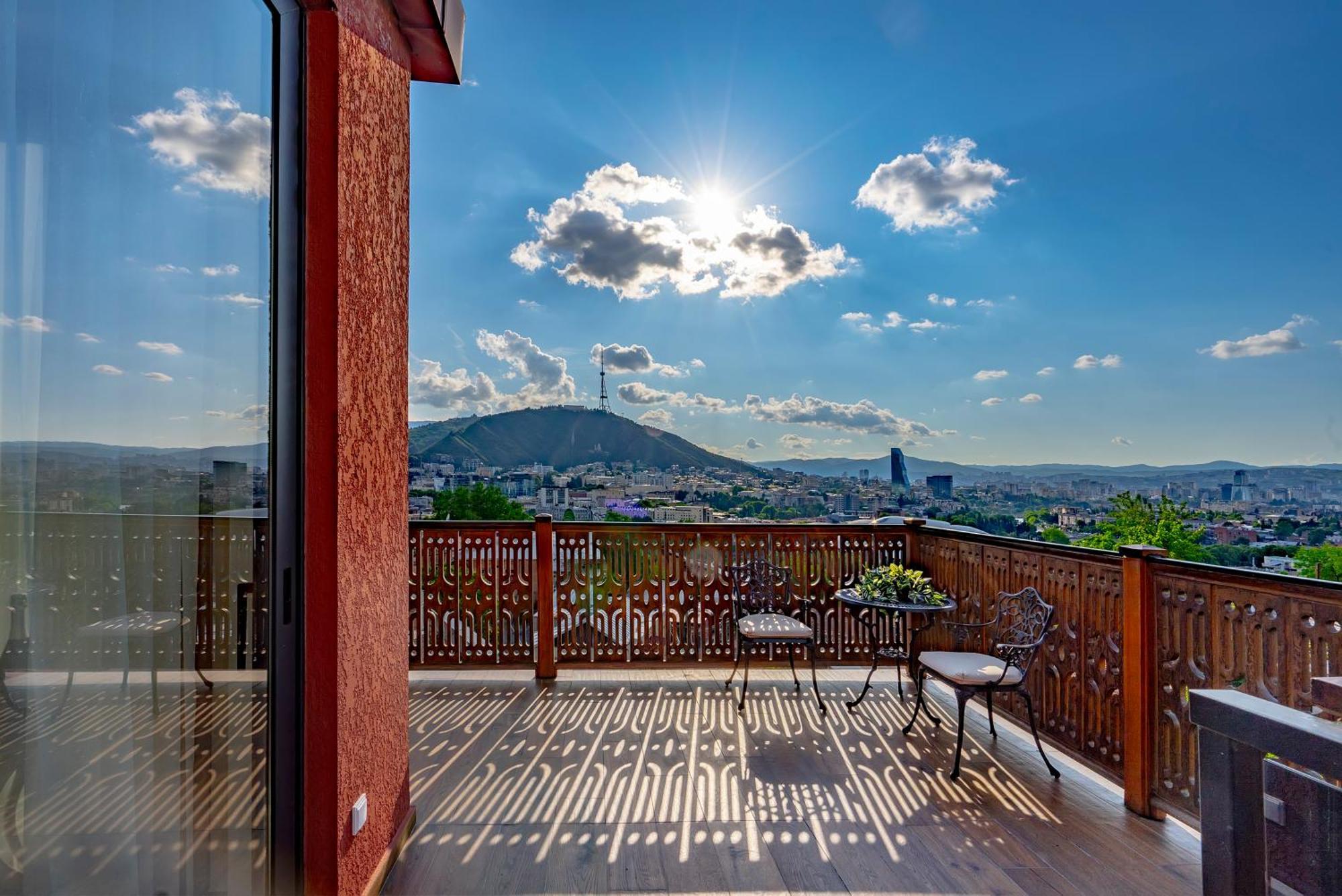 Iris Hotel Tbilisi Bagian luar foto