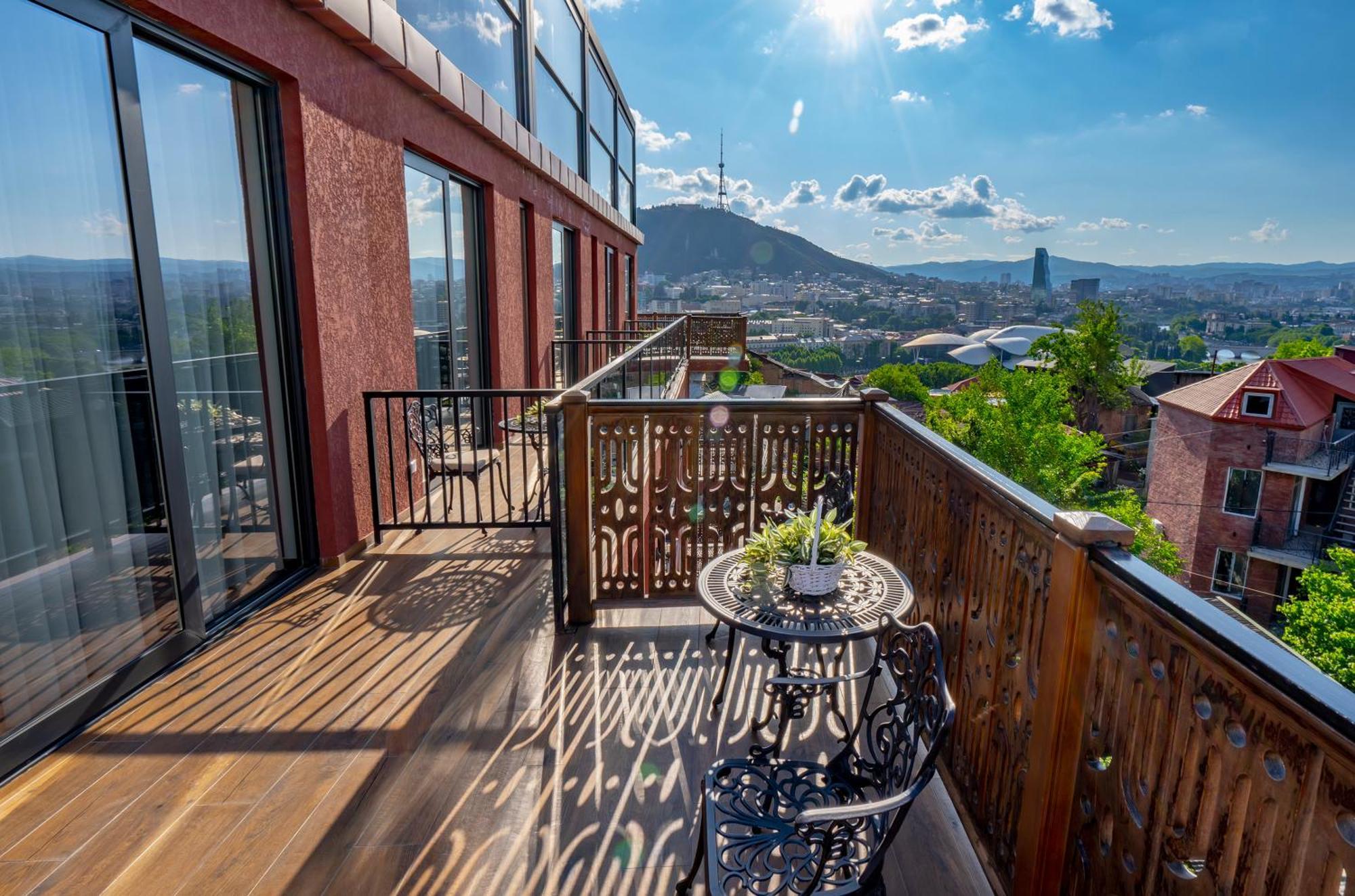 Iris Hotel Tbilisi Bagian luar foto