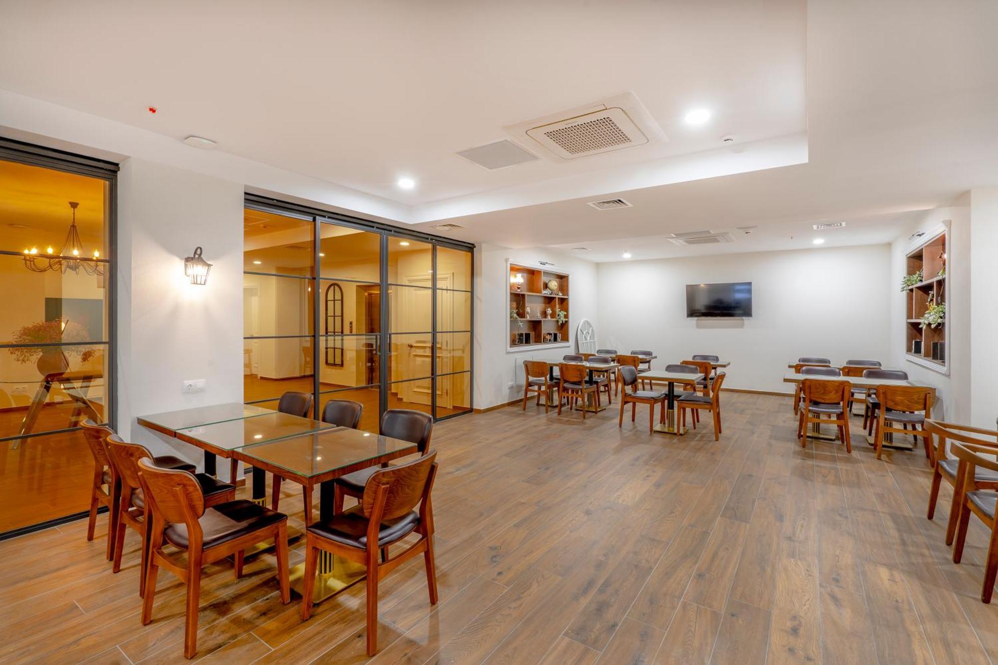 Iris Hotel Tbilisi Bagian luar foto