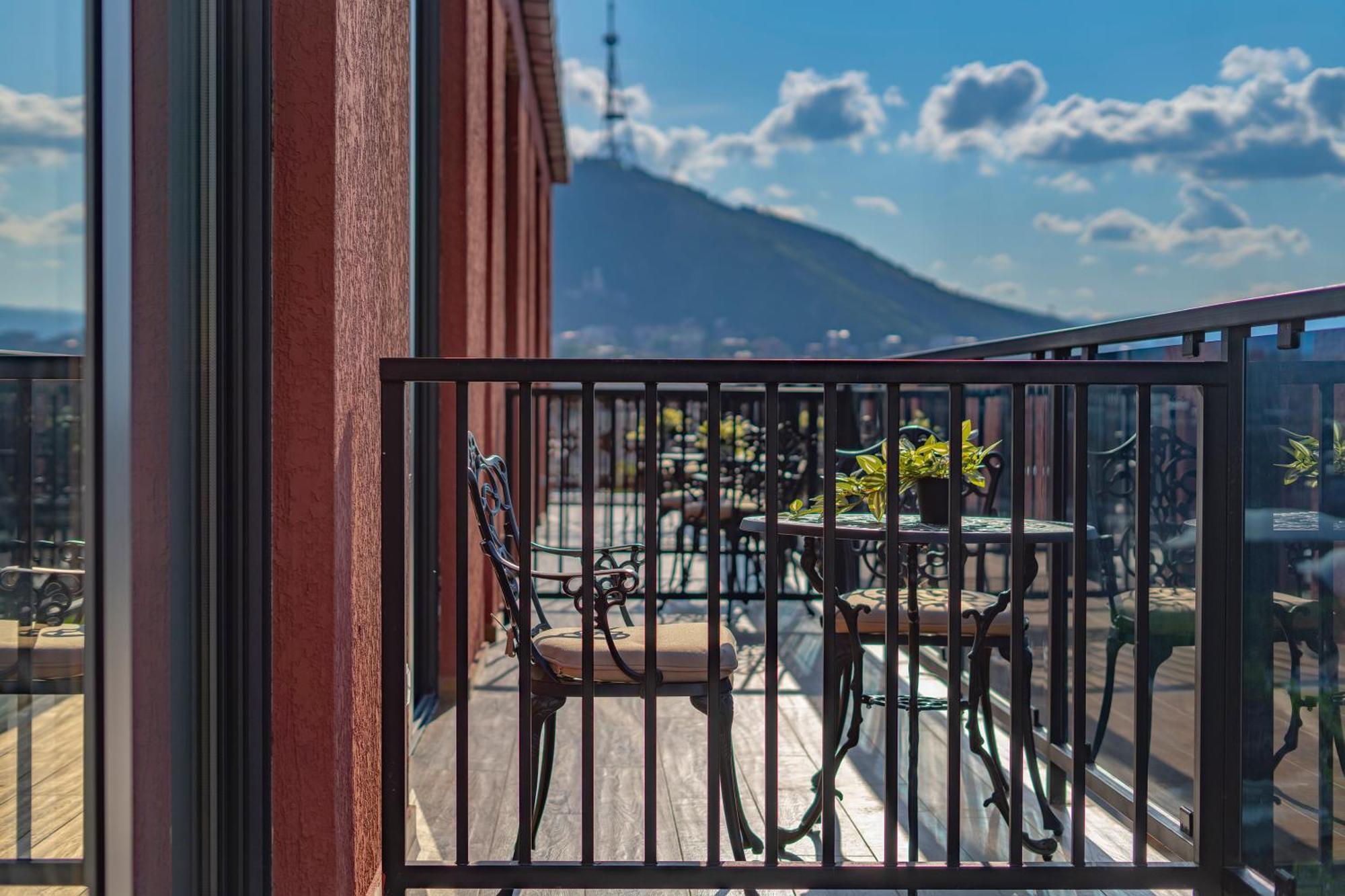 Iris Hotel Tbilisi Bagian luar foto