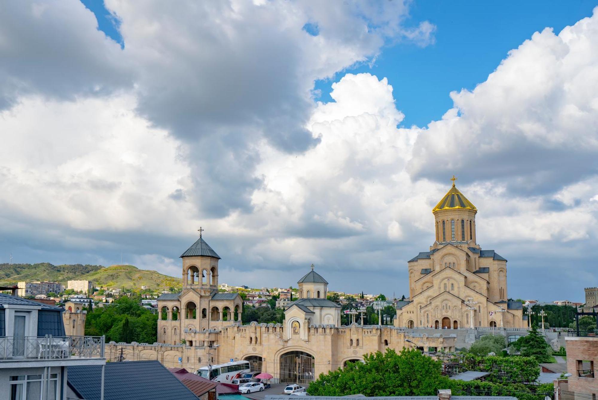 Iris Hotel Tbilisi Bagian luar foto