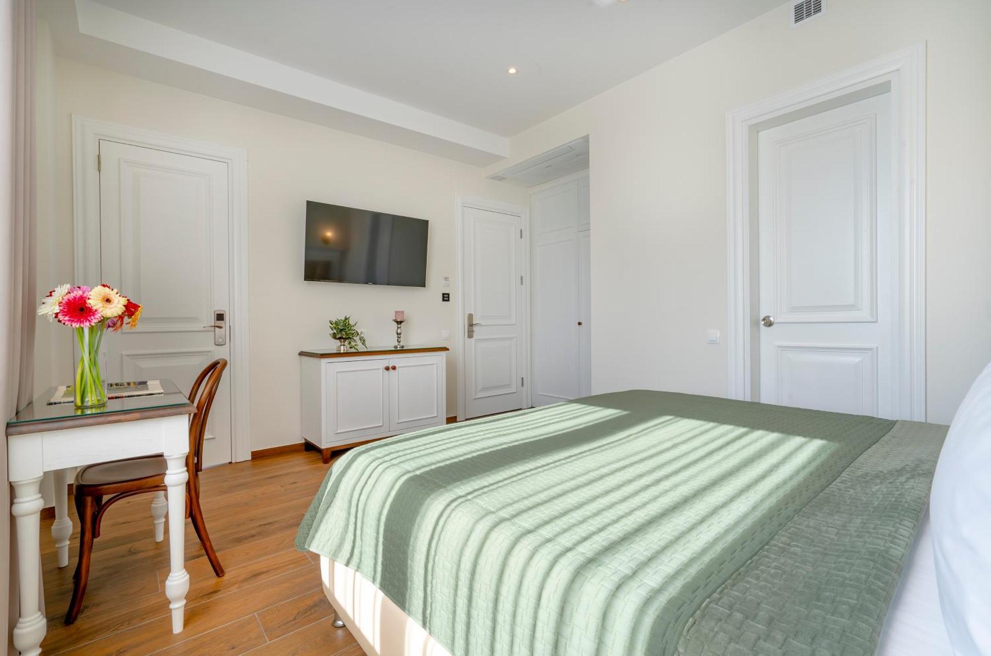 Iris Hotel Tbilisi Bagian luar foto