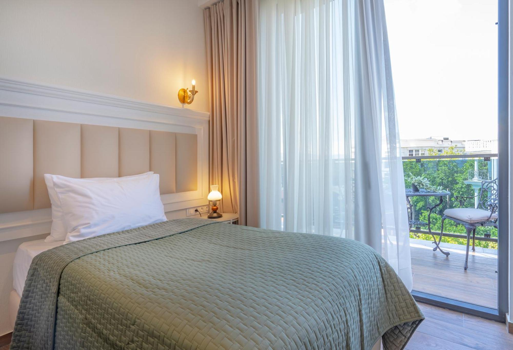 Iris Hotel Tbilisi Bagian luar foto