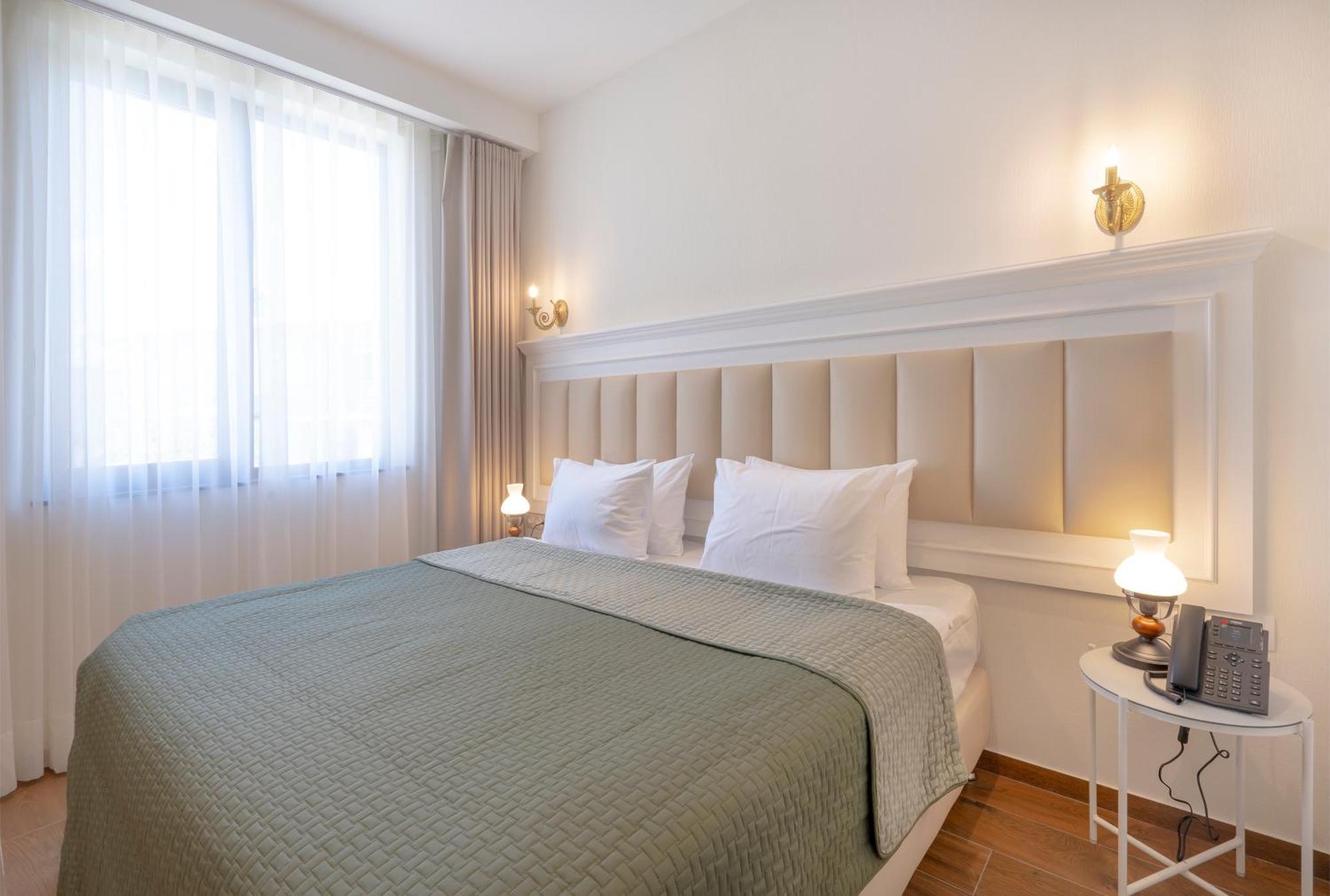 Iris Hotel Tbilisi Bagian luar foto