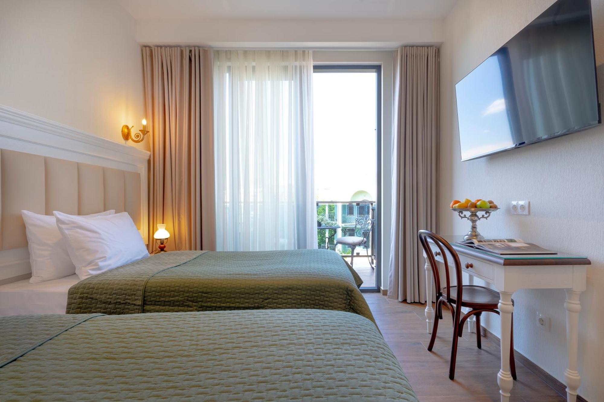 Iris Hotel Tbilisi Bagian luar foto