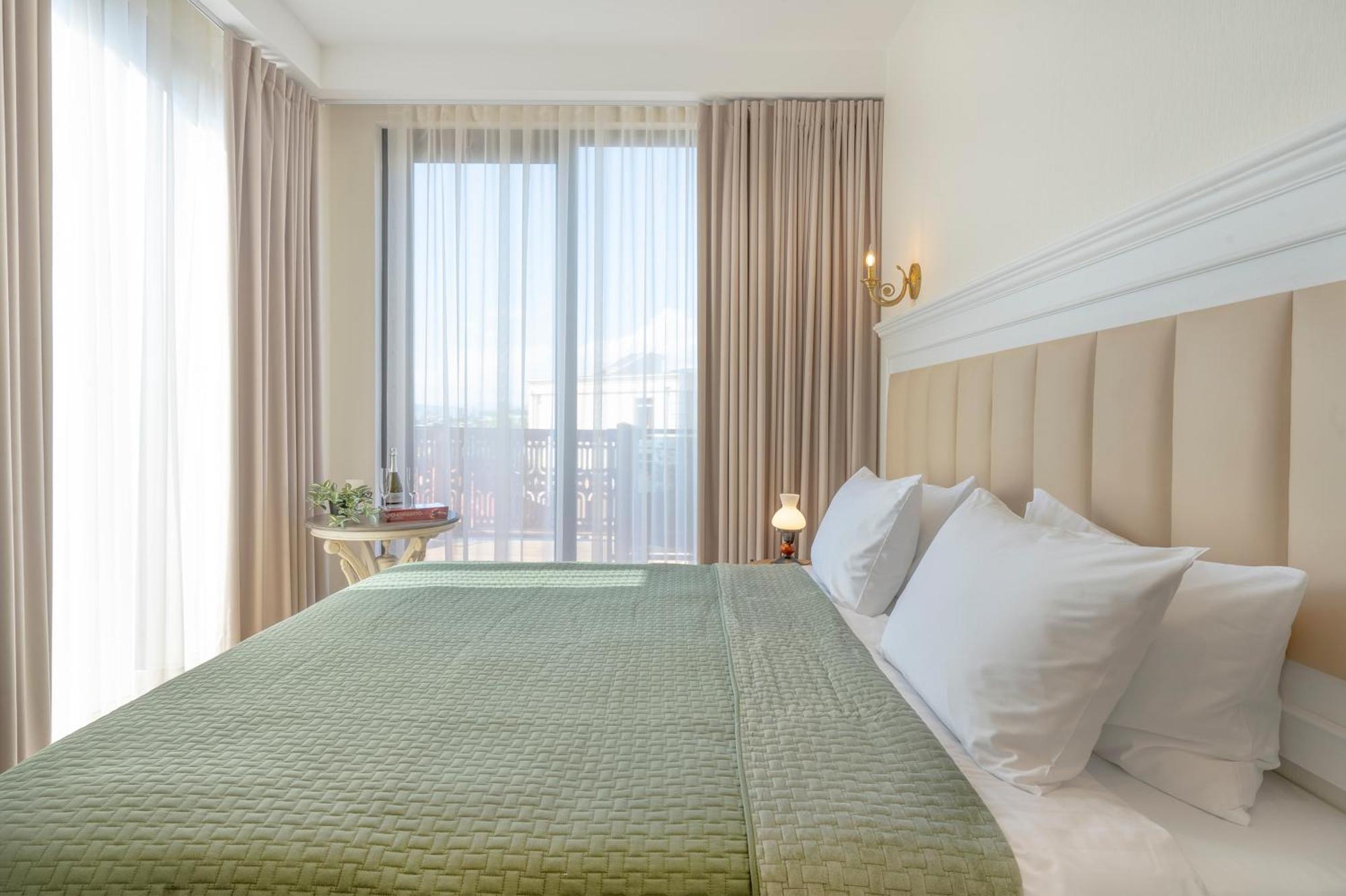 Iris Hotel Tbilisi Bagian luar foto
