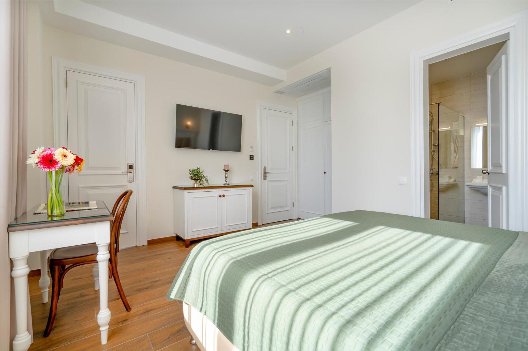 Iris Hotel Tbilisi Bagian luar foto