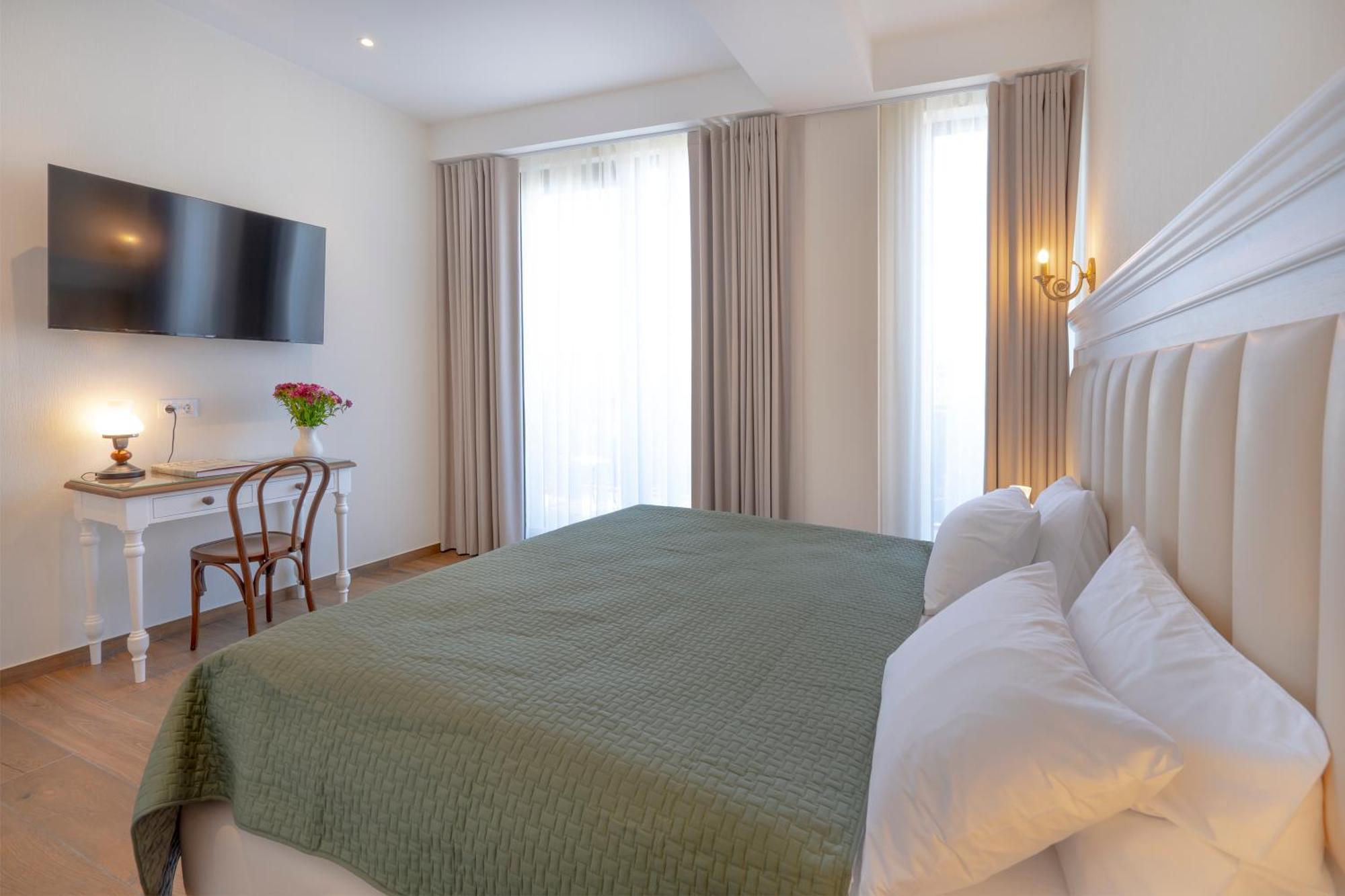 Iris Hotel Tbilisi Bagian luar foto