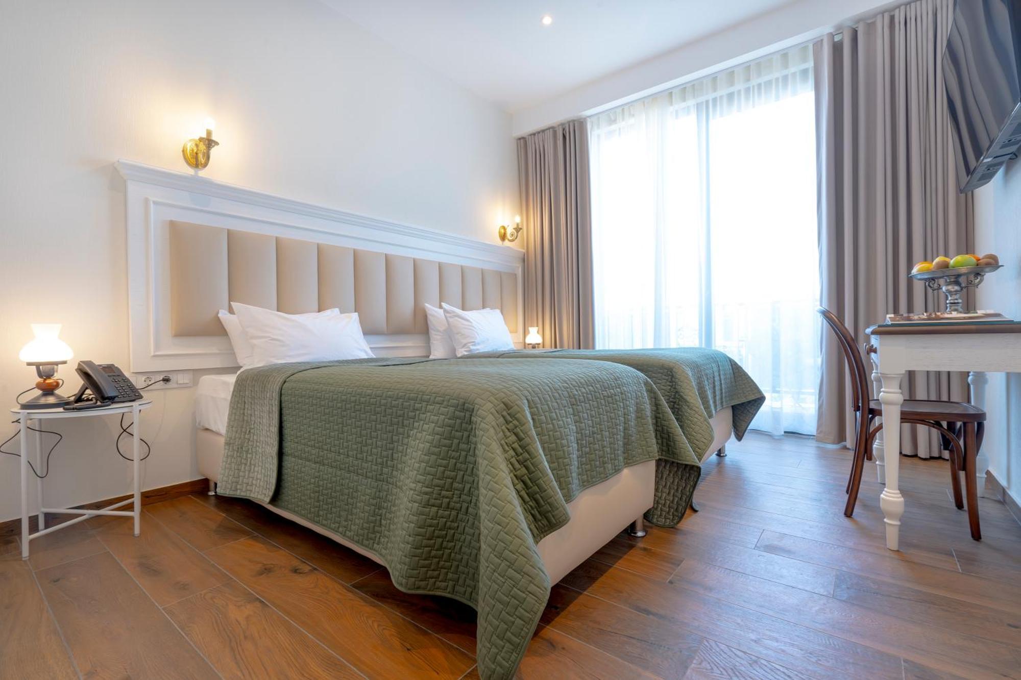 Iris Hotel Tbilisi Bagian luar foto