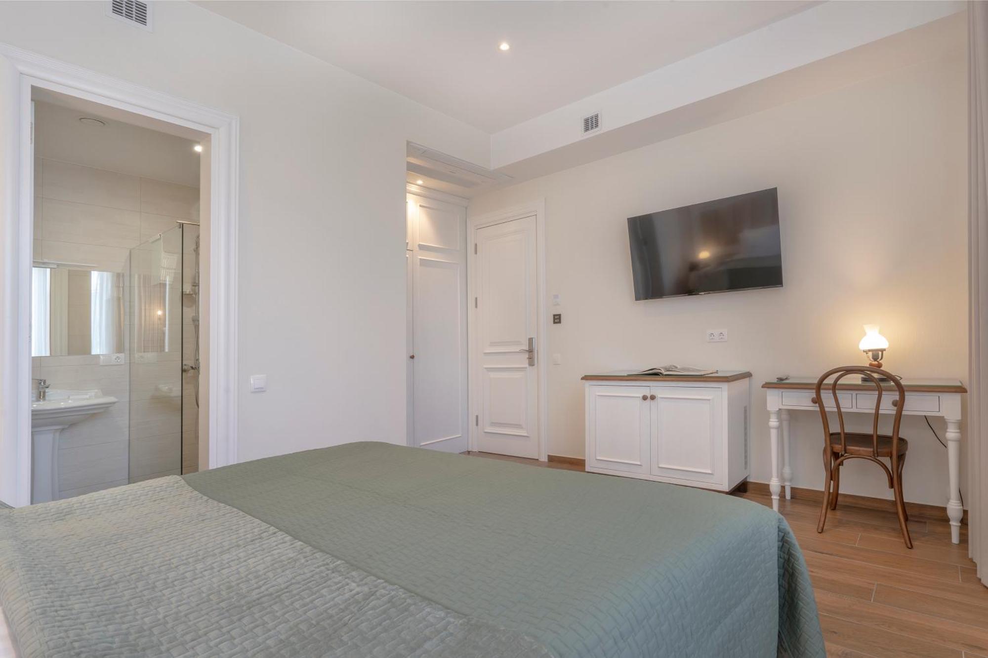 Iris Hotel Tbilisi Bagian luar foto