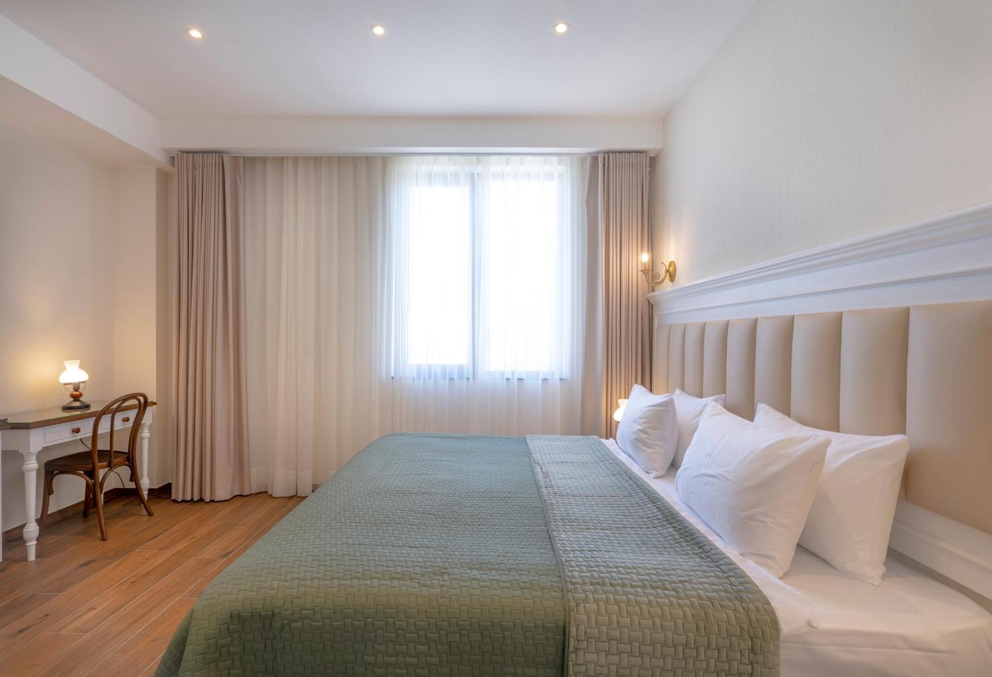 Iris Hotel Tbilisi Bagian luar foto